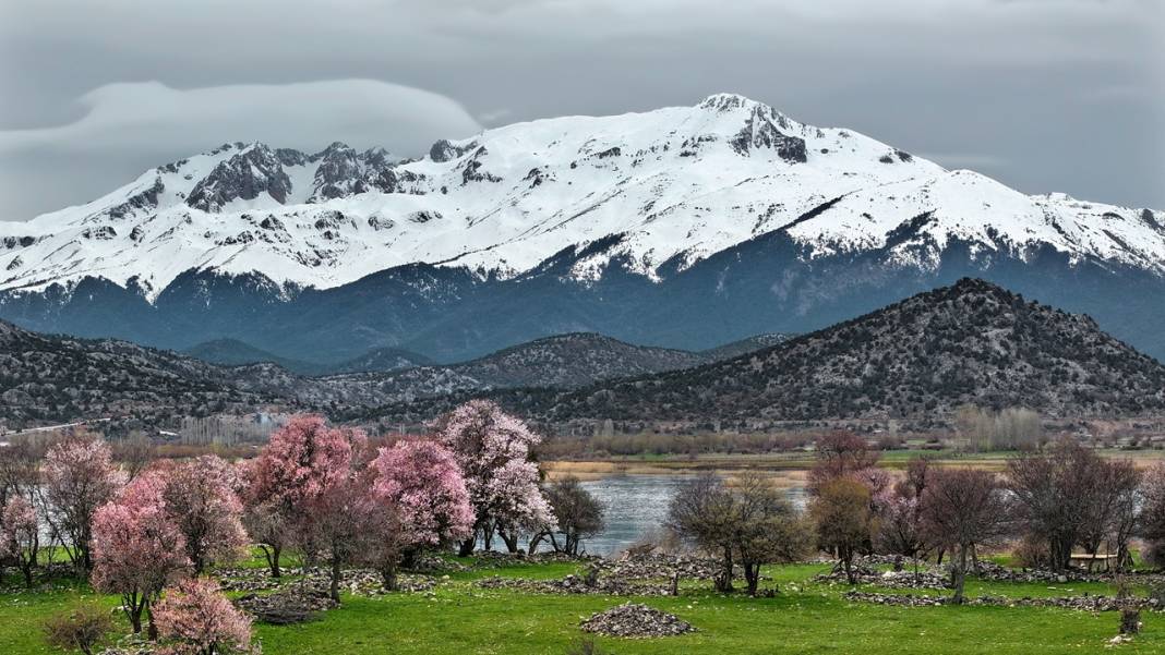 Konya'da adeta cennetten bir köşe! Bir tarafta karlı dağlar, diğer yanda bahar 10